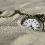 In zakhorloge in drijfzand illustreert de moeite die ik soms heb met het stellen van prioriteiten