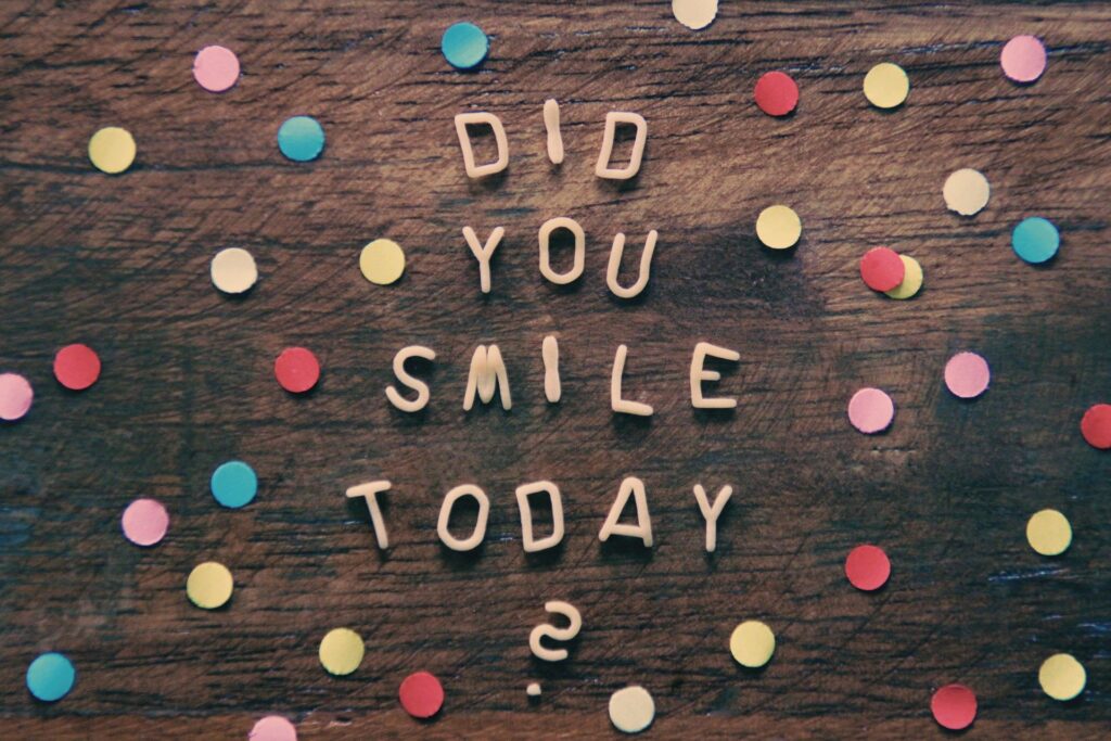 Op de afbeelding staat de tekst ‘did you smile today?’ en dat past goed bij ‘treurnis’, de titel van dit blog