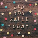 Op de afbeelding staat de tekst ‘did you smile today?’ en dat past goed bij ‘treurnis’, de titel van dit blog
