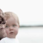 Deze foto van een oude man en een zuigeling illustreren een vooruitblik