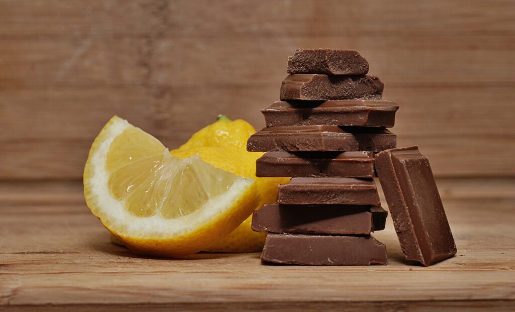 De afbeelding van citroen en chocolade illustreert de titel van mijn blog die over zuur en zoet gaat