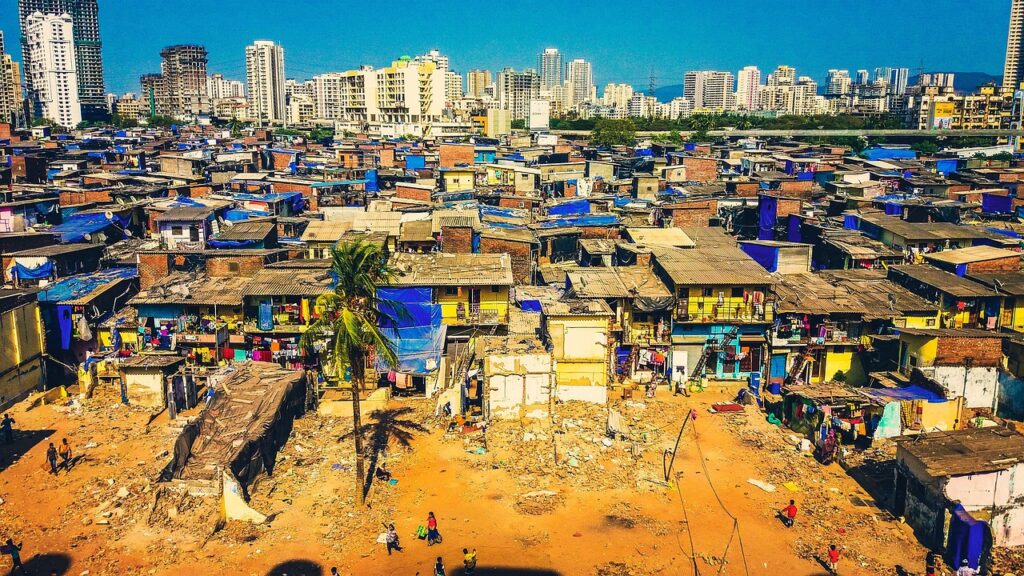 Een sloppenwijk in Mumbai waar de rijken vanaf grote hoogte overheen kijken ter illustratie van mijn blog over bubbelschaamte.